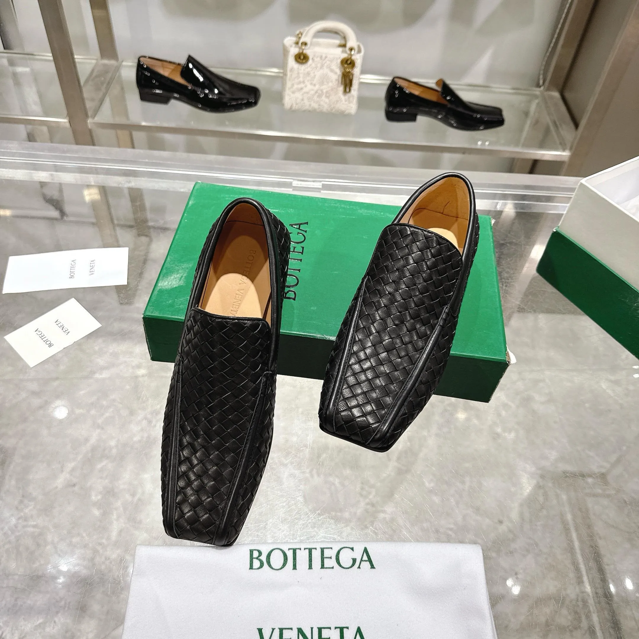 [BV] Top P: 860💰 Couple model, Size: Women 35-39, Men 39--44 (Female 40.41. Men 38. 45, non-refundable) Bottega Veneta 2025 Autumn Counter Synchronous Couple Model Bottega Veneta square-toe low-heeled shoes woven from mixed-breed sheep! Patent leather matching! Low-key luxury and solid color! Leather outsole! [Rose][Rose]! Purely hand-woven and operated, the original board is reproduced one-to-one! quality assurance!